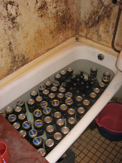 охладить пиво в ванной