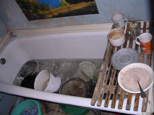 мыть посуду в ванне