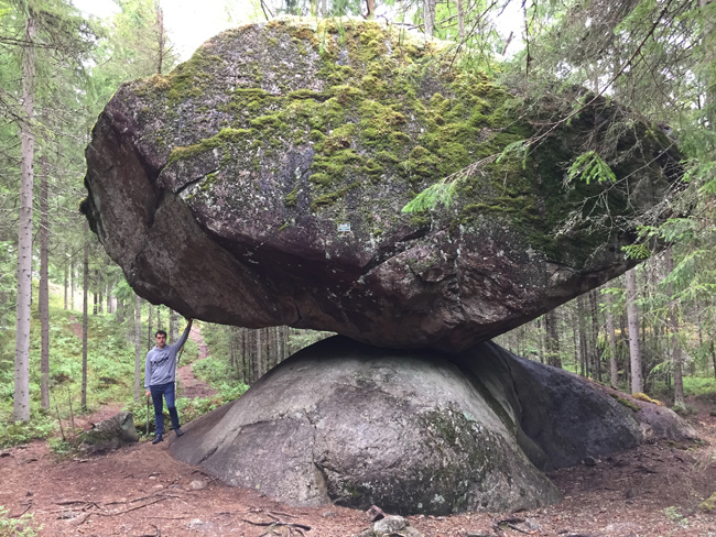 балансирующий камень в лесу