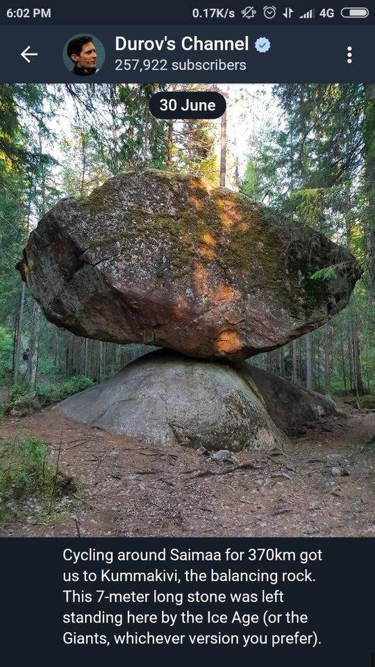 балансирующий камень в лесу