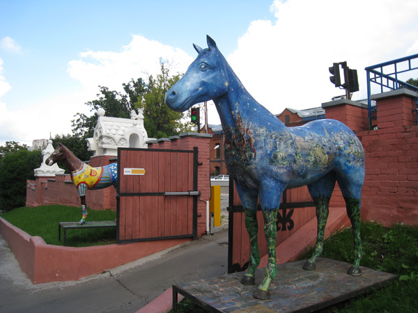 лошади возле офиса Яндекса