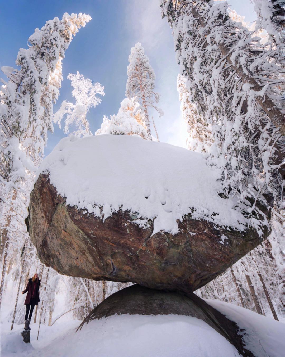 камень словно подвис в воздухе