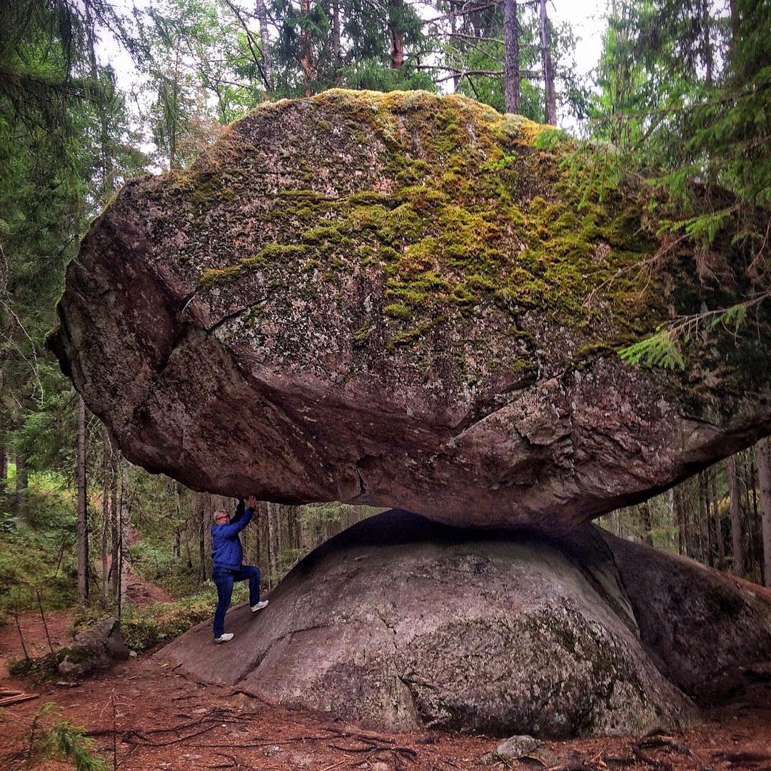 балансирующий камень в лесу